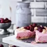 Letzte Woche habe ich einige der schönsten Kirschen geerntet und seitdem esse und backe ich ununterbrochen mit ihnen. Sie schmecken wie kleine, gesunde Süßigkeiten und ich könnte nicht glücklicher über ihre süße Rückkehr sein … Wie auch immer, ich habe nur darauf gewartet, diesen Kuchen mit euch zu teilen. Hier sind die Fakten, dieser Kuchen ist einfach lecker und kommt ohne Backofen aus. Ich weiß, ich weiß, aber ich verspreche dir, dieser Kuchen ist köstlich, so sehr cremig mit einem Mandelboden. Ich liebe diesen Kuchen wirklich … mit all seinen hübschen Farben und seiner Cremigkeit, besonders wegen der Cremigkeit!