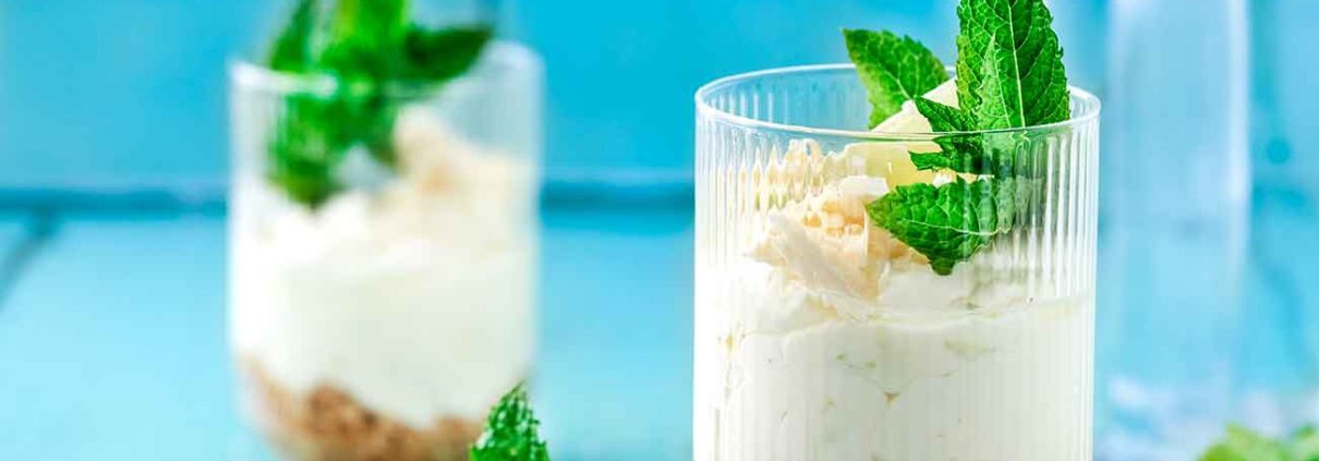 Cremig und erfrischend…das perfekte Sommer-Dessert. Ein Glas voll cremiger Limetten-Mousse mit einem leicht salzigen Keksboden. Dazu noch schnell zubereitet.