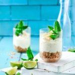 Cremig und erfrischend…das perfekte Sommer-Dessert. Ein Glas voll cremiger Limetten-Mousse mit einem leicht salzigen Keksboden. Dazu noch schnell zubereitet.