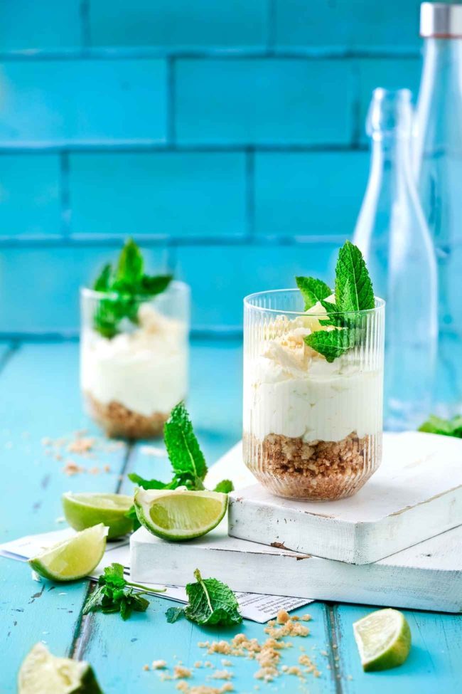 Cremig und erfrischend…das perfekte Sommer-Dessert. Ein Glas voll cremiger Limetten-Mousse mit einem leicht salzigen Keksboden. Dazu noch schnell zubereitet.
