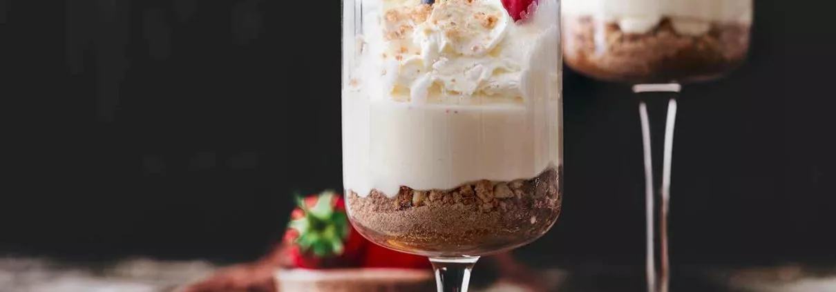 Die einfachste leichte und cremigste Zitronen Mousse. Aus nur 7 einfachen Zutaten erfordert die Mousse keinen ausgefallenen Prozess in der Herstellung. Beende jedes Glas mit einem Klecks Schlagsahne und etwas frisches Obst für ein wirklich köstliches Dessert.