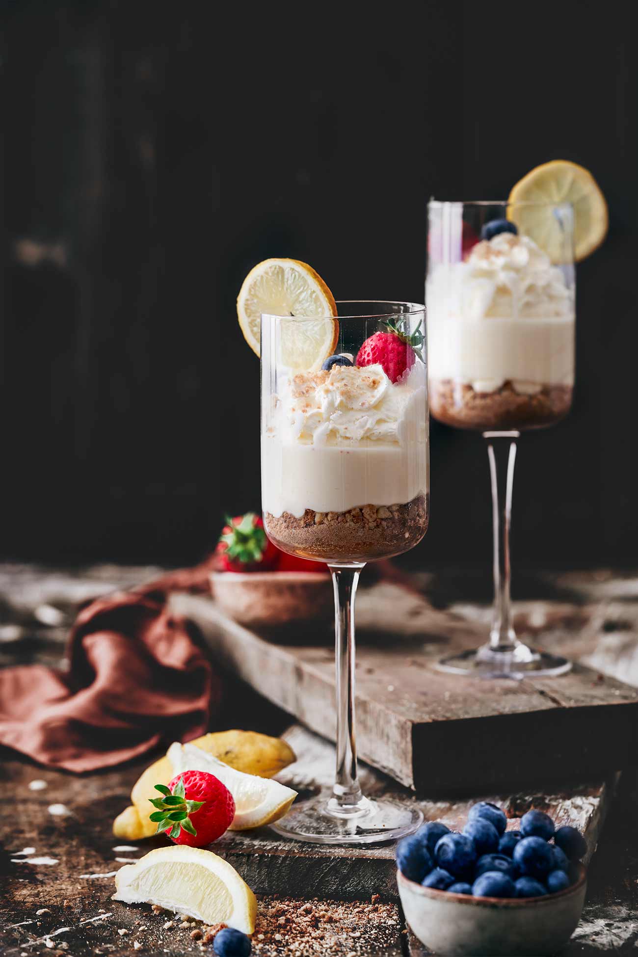 Die einfachste leichte und cremigste Zitronen Mousse. Aus nur 7 einfachen Zutaten erfordert die Mousse keinen ausgefallenen Prozess in der Herstellung. Beende jedes Glas mit einem Klecks Schlagsahne und etwas frisches Obst für ein wirklich köstliches Dessert.  