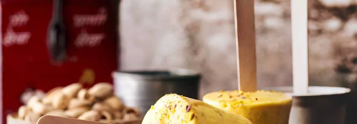 Kulfi ist ein einfaches gefrorenes Dessert aus Milch, was es mittlerweile in unzähligen Geschmacksrichtungen als „traditionelles indisches Eis“ von Straßenverkäufern in ganz Indien verkauft wird. Meine Version besteht aus nur 5 Zutaten, schmeckt herrlich erfrischend und ist unglaublich cremig. Und wer sich über die langen Holzstäbchen wundern sollte… das sind Holzgabeln, die endlich ihre Verwendung finden wollten. Dem Eis war es egal. Mir ebenso.