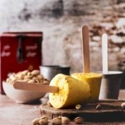 Kulfi ist ein einfaches gefrorenes Dessert aus Milch, was es mittlerweile in unzähligen Geschmacksrichtungen als „traditionelles indisches Eis“ von Straßenverkäufern in ganz Indien verkauft wird. Meine Version besteht aus nur 5 Zutaten, schmeckt herrlich erfrischend und ist unglaublich cremig. Und wer sich über die langen Holzstäbchen wundern sollte… das sind Holzgabeln, die endlich ihre Verwendung finden wollten. Dem Eis war es egal. Mir ebenso.