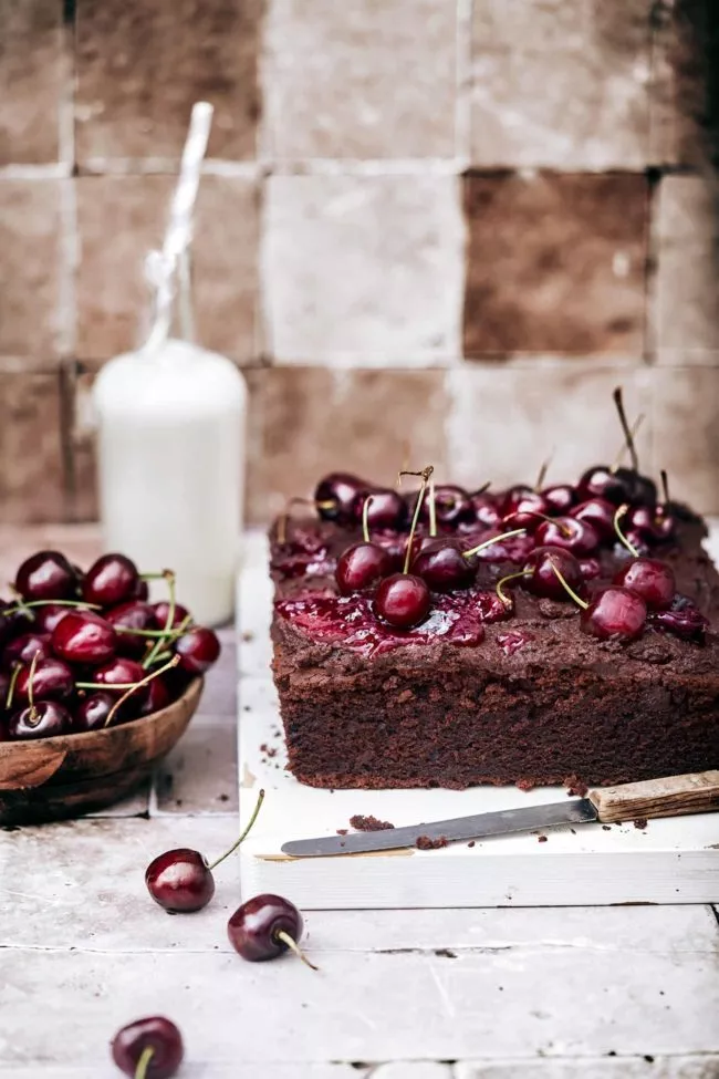 Schokolade und Kirschen sind schon immer eine perfekte Kombination gewesen. Der einfach zu backende Kuchen bekommt noch etwas süße Kirschmarmelade und eine schokoladige Buttercreme on top. Schaut mal genau hin, wie „fudgy“ und mega-saftig der Schokoladenkuchen aussieht.