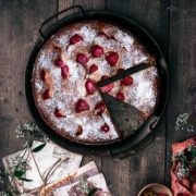 Ein perfekter Tag, um ihn mit der süßen Note dieses Erdbeer-Ricottakuchens zu starten. Er ist extra leicht und luftig, mit etwas Vanille und fruchtiger Zitrone. Dieser Kuchen wird mit cremigem Ricotta und frischen Erdbeeren gekrönt. Großartig während der Frühlings- und Sommermonate.