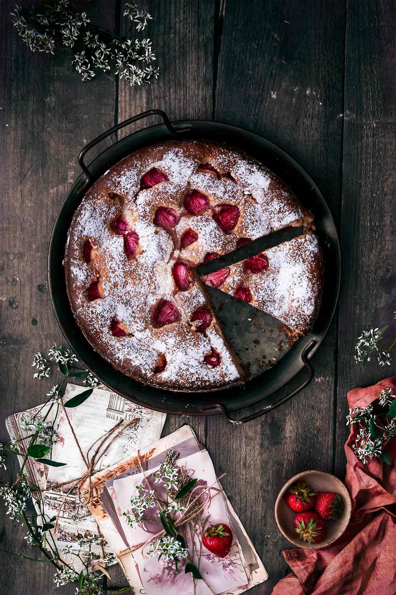 Ein perfekter Tag, um ihn mit der süßen Note dieses Erdbeer-Ricottakuchens zu starten. Er ist extra leicht und luftig, mit etwas Vanille und fruchtiger Zitrone. Dieser Kuchen wird mit cremigem Ricotta und frischen Erdbeeren gekrönt.  Großartig während der Frühlings- und Sommermonate.