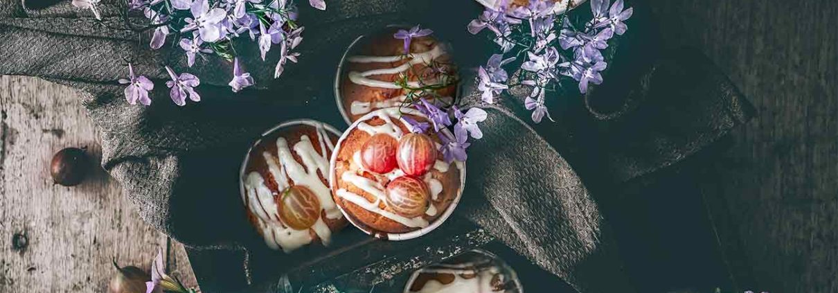 Bei uns in der Region sind die Stachelbeeren bereit zum Pflücken. Die einen lieben sie, die anderen… na ja, ihr wisst schon. Ich bin mir aber sicher, dass alle diese Muffins lieben werden. Mit viel weißer Schokolade im Teig passen die leicht säuerlichen roten Stachelbeeren perfekt. Und außerdem liefern Stachelbeeren eine Menge an Vitamin C, Vitamin E, Kalium, Kalzium und Magnesium. Power-Muffins eben.