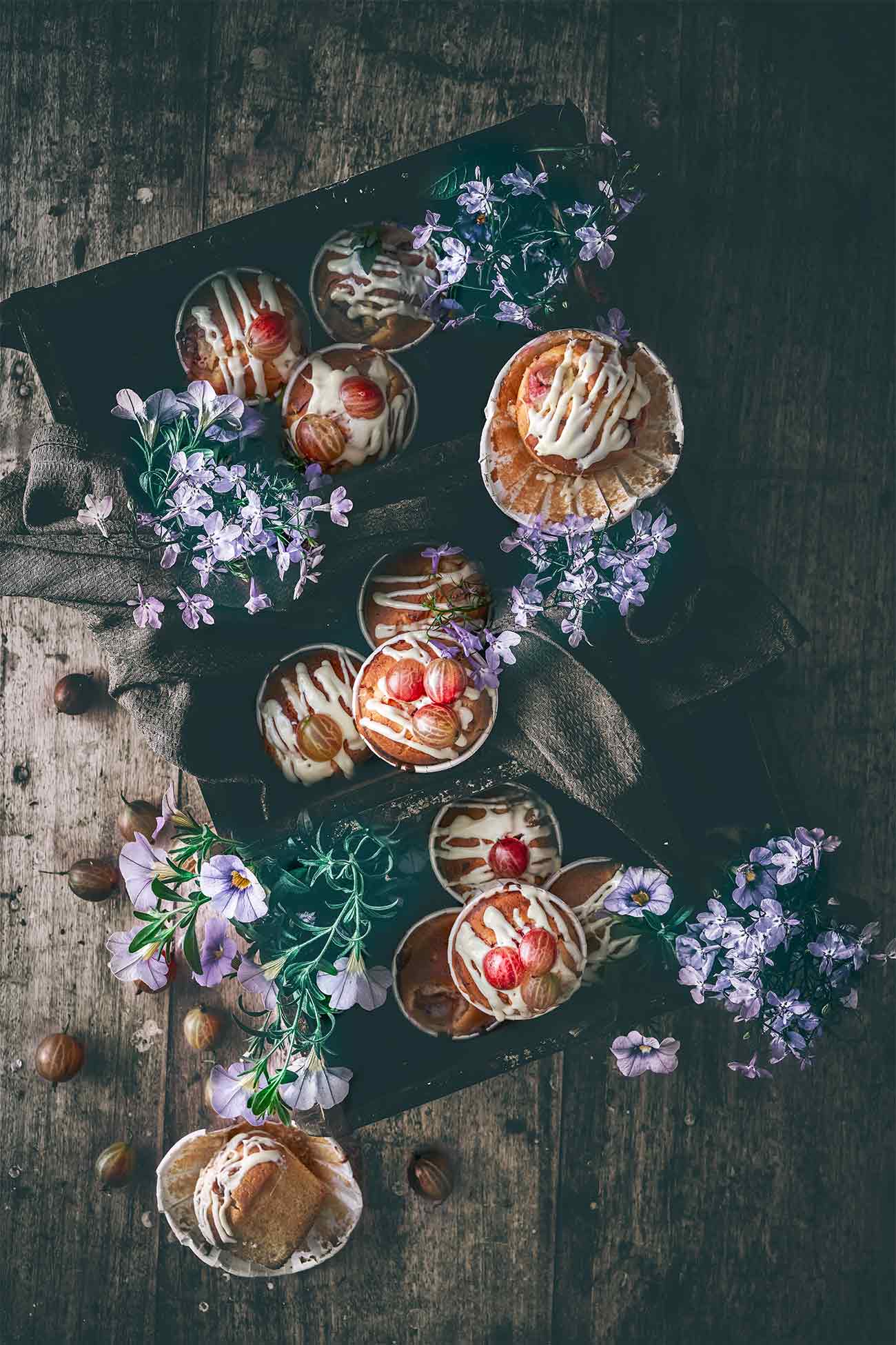 Bei uns in der Region sind die Stachelbeeren bereit zum Pflücken. Die einen lieben sie, die anderen… na ja, ihr wisst schon. Ich bin mir aber sicher, dass alle diese Muffins lieben werden. Mit viel weißer Schokolade im Teig passen die leicht säuerlichen roten Stachelbeeren perfekt. Und außerdem liefern Stachelbeeren eine Menge an Vitamin C, Vitamin E, Kalium, Kalzium und Magnesium. Power-Muffins eben. 