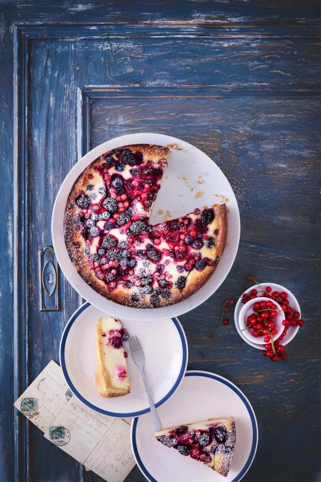 Hier ist er: Mein Sonntagskuchen. Ich habe das Rezept schnell aufgeschrieben, weil er so lecker war. Du kannst all deine Lieblingsbeeren für den Kuchen nehmen. Ich hatte noch einige Johannisbeeren aus dem Garten, ein paar Himbeeren und Brombeeren waren auch noch da. Und da ist er: der cremige Sommer-Beerenkuchen.