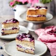 Heidelbeer-Torte Berry pie Ich mag diese einfachen Torten einfach am liebsten. Wenig Gedöns, aber eine Menge an Mascarponecreme und süßen Beeren. Ein fluffiger Teig. Alles stapeln. Fertig. 200 g Butter, weich 180 g Zucker 1 Pck. Vanillezucker 4 Eier 180 g Mehl 1 TL Backpulver 100 g gemahlene Mandeln 100 g Sauerrahm 300 g TK-Heidelbeeren Abgeriebene Schale ½ Zitrone 2 TL Speisestärke 200 ml Sahne 700 g Mascarpone 1 TL Vanilleextrakt 5 EL Cassis-Likör (optional) Backofen auf 180 Grad Ober-Unterhitze vorheizen und die Springform einfetten, 200 g Butter mit 120 g Zucker und Vanillezucker schaumig aufschlagen, Eier nach und nach unterrühren. Mehl, Backpulver und gemahlene Mandeln vermengen und nach und nach unterrühren. Sauerrahm unterrühren. Teig in die Form füllen und 60 Minuten backen, herausnehmen und abkühlen lassen. Heidelbeeren mit Zitronenschale, 50 g Zucker und 5 EL Wasser 5 Minuten köcheln lassen, Heidelbeeren mit einer Gabel etwas zerdrücken. Speisestärke mit 1 EL Wasser verrühren und in das Heidelbeerkompott rühren und 5 Minuten köcheln lassen., dann abkühlen lassen. Sahne und 10 g Zucker steif schlagen. Mascarpone mit Vanilleextrakt und Cassis verrühren. Sahne unterheben. Kuchen quer halbieren. Die Hälfte vom Beerenkompott auf einen Boden verteilen, gefolgt von der Hälfte der Mascarponecreme. Zweiten Boden auflegen. Mascarponecreme darauf verteilen, gefolgt vom restlichen Kompott.