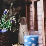 Abends trinke ich mir einen. Einen blauen Milchtee (der ganz ohne zusätzlichen Farbstoff auskommt) aus der Schmetterlingserbse. Im Winter heiß und im Sommer eiskalt. Meinen ersten Tee hatte ich vor vielen Jahren in einem ayurvedischen Retreat auf Bali und ich bin froh, dass man die getrockneten Blüten mittlerweile auch online in Deutschland kaufen kann. Und mit den kleinen Marshmallow-Wölkchen lädt er doch wirklich ein, getrunken zu werden, oder?