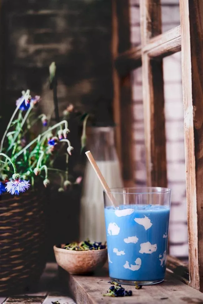 Abends trinke ich mir einen. Einen blauen Milchtee (der ganz ohne zusätzlichen Farbstoff auskommt) aus der Schmetterlingserbse. Im Winter heiß und im Sommer eiskalt. Meinen ersten Tee hatte ich vor vielen Jahren in einem ayurvedischen Retreat auf Bali und ich bin froh, dass man die getrockneten Blüten mittlerweile auch online in Deutschland kaufen kann. Und mit den kleinen Marshmallow-Wölkchen lädt er doch wirklich ein, getrunken zu werden, oder?