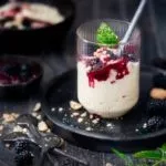 Der süße-leicht säuerliche Geschmack von reifen Brombeeren, eingekocht in Rotwein. Dazu eine Mascarpone-Creme mit Amarettini. Köstlich. Wir stecken inmitten der Brombeer-Saison, das müssen wie einfach ausnutzen. Und wer ein paar wild wachsende Exemplare ergattern kann, der kann sich glücklich schätzen, denn die schmecken noch aromatischer.