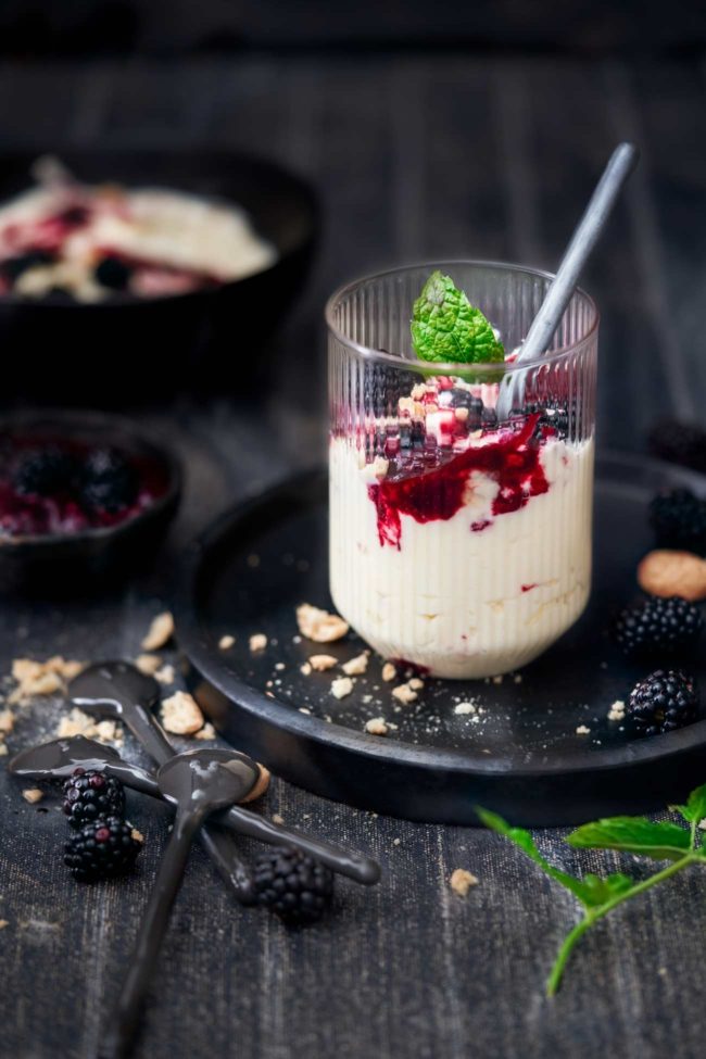 Der süße-leicht säuerliche Geschmack von reifen Brombeeren, eingekocht in Rotwein. Dazu eine Mascarpone-Creme mit Amarettini. Köstlich. Wir stecken inmitten der Brombeer-Saison, das müssen wie einfach ausnutzen. Und wer ein paar wild wachsende Exemplare ergattern kann, der kann sich glücklich schätzen, denn die schmecken noch aromatischer.