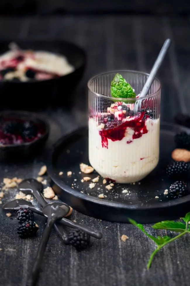 Der süße-leicht säuerliche Geschmack von reifen Brombeeren, eingekocht in Rotwein. Dazu eine Mascarpone-Creme mit Amarettini. Köstlich. Wir stecken inmitten der Brombeer-Saison, das müssen wie einfach ausnutzen. Und wer ein paar wild wachsende Exemplare ergattern kann, der kann sich glücklich schätzen, denn die schmecken noch aromatischer.