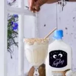 Sommerzeit ist Kleiner Feigling Zeit. Deshalb mache ich es mir im Garten am Pool mit @original_kleiner_feigling gemütlich. Das ist mein eigener Sommer-Kleiner Feigling Moment. Und ich habe euch einen richtig guten brasilianischen Cocktail mitgebracht.