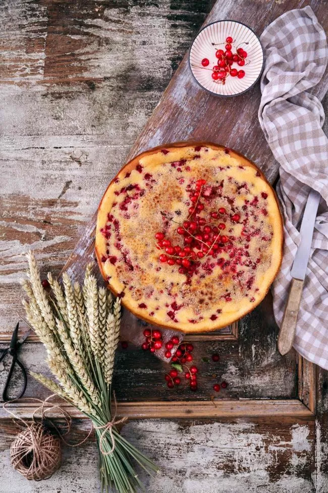 Oh wie lecker. Da ist zunächst der Tortenboden aus Butterkeksen. Den liebe ich einfach. Dann gibt es eine feine Sahne-Vanillecreme und saftige Johannisbeeren. Dann zum besten Teil des Kuchens. Eine karamellisierte Zuckerschicht. Es ist einfach ein verdammt guter Kuchen.