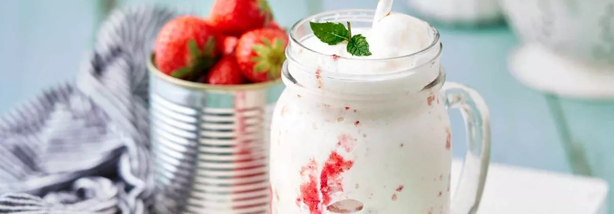Buttermilch-Erdbeere Frappé Buttermilk Strawberry Frappé Gegen die (fast zu) heißen Tage kann man etwas tun. Viel trinken (Wasser), nackt ausziehen (nur im Homeoffice zu empfehlen) und sich ab und zu einen Frappé gönnen. Besonders wenn er so cremig wie dieser ist. Gönn Dir! 4 Portionen 1 Dose gezuckerte Kondensmilch (ca. 400 ml) 600 ml Buttermilch 1 TL Vanilleextrakt 400 g Erdbeeren (Frisch oder TK) Crushed Ice Kondensmilch, Buttermilch und Vanilleextrakt verrühren und 3 Stunden einfrieren. (am einfachsten ist es mehrere kleine Schüsseln einzufrieren) Erdbeeren pürieren. Gefrorene Milch in einem Hochleistungsmixer cremig pürieren. Erdbeerpüree auf Gläser verteilen, darauf Crushed Ice geben und mit der Milchmischung aufgießen.