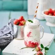 Buttermilch-Erdbeere Frappé Buttermilk Strawberry Frappé Gegen die (fast zu) heißen Tage kann man etwas tun. Viel trinken (Wasser), nackt ausziehen (nur im Homeoffice zu empfehlen) und sich ab und zu einen Frappé gönnen. Besonders wenn er so cremig wie dieser ist. Gönn Dir! 4 Portionen 1 Dose gezuckerte Kondensmilch (ca. 400 ml) 600 ml Buttermilch 1 TL Vanilleextrakt 400 g Erdbeeren (Frisch oder TK) Crushed Ice Kondensmilch, Buttermilch und Vanilleextrakt verrühren und 3 Stunden einfrieren. (am einfachsten ist es mehrere kleine Schüsseln einzufrieren) Erdbeeren pürieren. Gefrorene Milch in einem Hochleistungsmixer cremig pürieren. Erdbeerpüree auf Gläser verteilen, darauf Crushed Ice geben und mit der Milchmischung aufgießen.