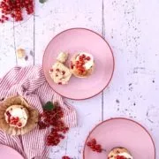 Weiße Schokoladen-Schmand-Muffin mit roten Johannisbeeren White chocolate sour cream muffin with red currants Muffins und Cupcakes sieht man eigentlich immer weniger. Aber ich finde, dass sie eine Menge an Vorteilen haben. Diese Muffins sind so einfach zu machen und doch so lecker. Sie haben alles, was ein Muffin haben sollte, plus – sie sind klein, handlich, picknicktauglich, halten länger frisch und wenn sie noch mit Schmand und weißer Schokolade gebacken werden, dann gibt es eh keine Ausreden mehr.