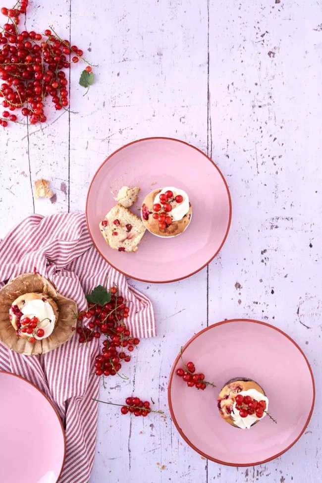 Weiße Schokoladen-Schmand-Muffin mit roten Johannisbeeren White chocolate sour cream muffin with red currants Muffins und Cupcakes sieht man eigentlich immer weniger. Aber ich finde, dass sie eine Menge an Vorteilen haben. Diese Muffins sind so einfach zu machen und doch so lecker. Sie haben alles, was ein Muffin haben sollte, plus – sie sind klein, handlich, picknicktauglich, halten länger frisch und wenn sie noch mit Schmand und weißer Schokolade gebacken werden, dann gibt es eh keine Ausreden mehr.