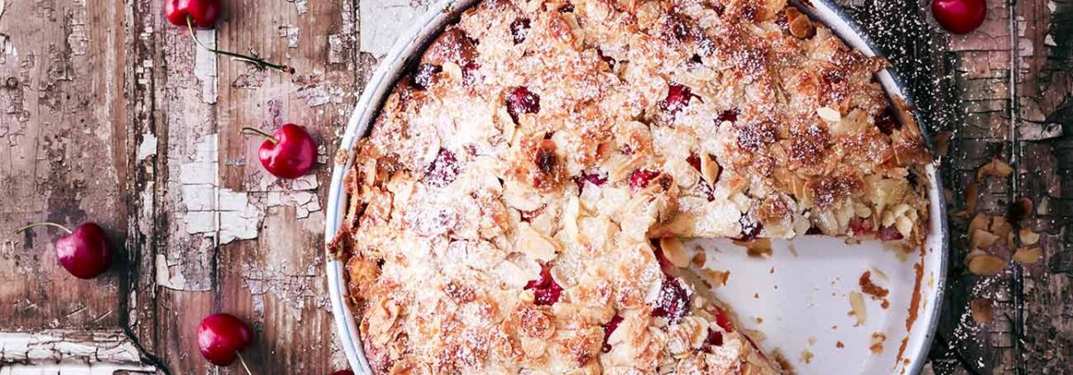 Fluffig! Das ist genau das Wort was diesen Kuchen umschreibt. Wie ein kleines Kirsch-Wölckchen schwebt er fast eigenständig zum Mund (okay, das war etwas übertrieben, aber da ist es etwas mit mir durchgegangen). Genießt ihn und die saftigen Kirschen.