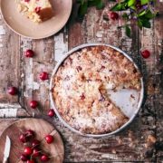 Fluffig! Das ist genau das Wort was diesen Kuchen umschreibt. Wie ein kleines Kirsch-Wölckchen schwebt er fast eigenständig zum Mund (okay, das war etwas übertrieben, aber da ist es etwas mit mir durchgegangen). Genießt ihn und die saftigen Kirschen.