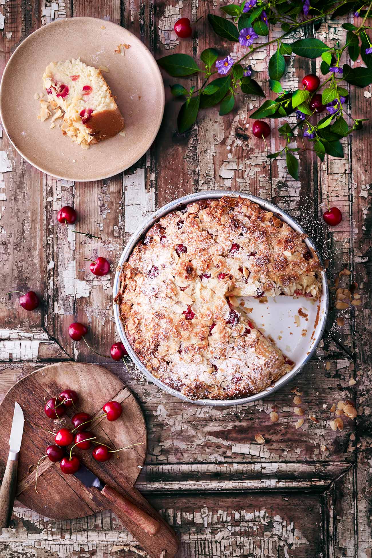 Fluffig! Das ist genau das Wort was diesen Kuchen umschreibt. Wie ein kleines Kirsch-Wölckchen schwebt er fast eigenständig zum Mund (okay, das war etwas übertrieben, aber da ist es etwas mit mir durchgegangen). Genießt ihn und die saftigen Kirschen. 