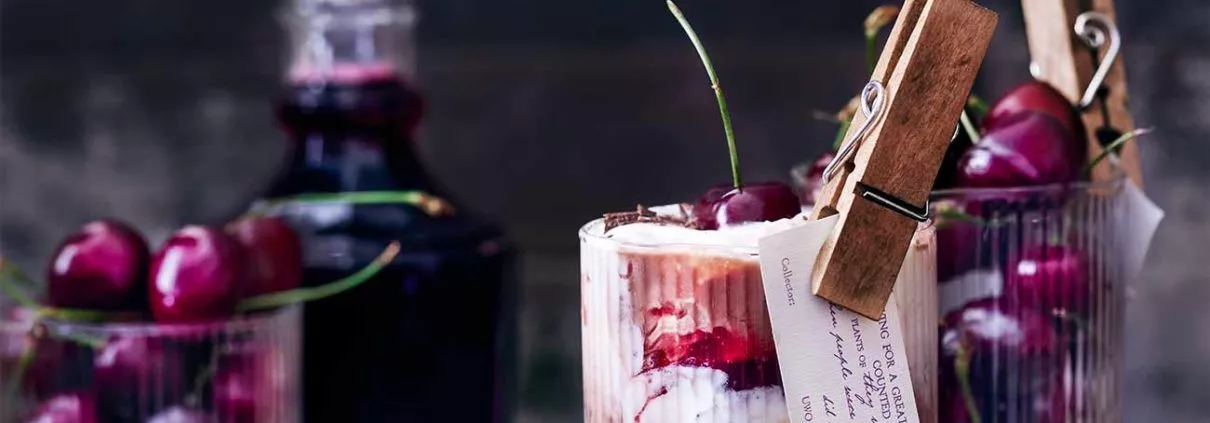 Herrencreme fand ich als Kind schon spannend. Für mich sah sie aus wie ein großer Becher voller Stracciatella-Eis. Der Rum war wohl der Grund, warum ich bei diesem Dessert immer ausgeschlossen wurde. Heute zeige ich der Herrencreme die dunkle Seite. Mit Rum!