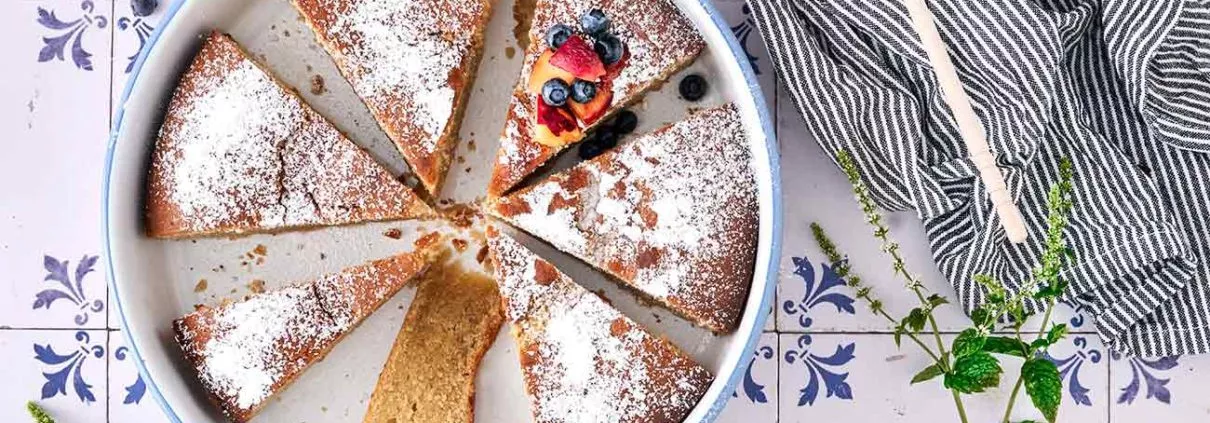 Ich bin ein bisschen verliebt in diesen Kuchen. Innen ein wenig feucht, Mandeln, Honig und frisches Obst als Topping. Dazu ein wenig Limette. Da wird der Mandelkuchen zum Sommerkuchen. Auch ideal zum Frühstück und Picknick.