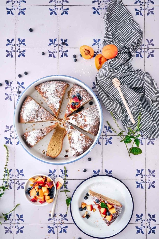 Ich bin ein bisschen verliebt in diesen Kuchen. Innen ein wenig feucht, Mandeln, Honig und frisches Obst als Topping. Dazu ein wenig Limette. Da wird der Mandelkuchen zum Sommerkuchen. Auch ideal zum Frühstück und Picknick.