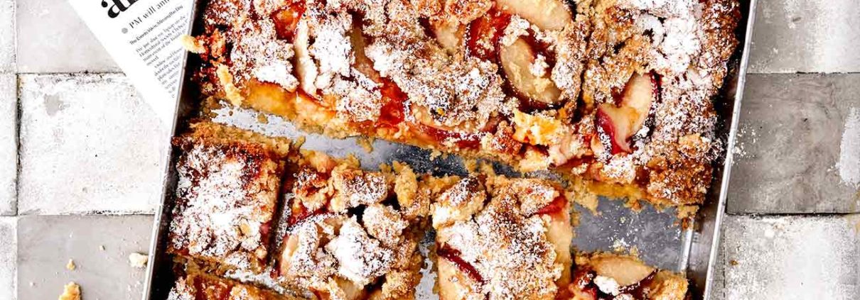 Es ist fast ein gefüllter Blechkuchen. Ich habe direkt die doppelte Menge gemacht und ihn direkt auf dem Backblech gebacken. Als Topping gibt es frische Pfirsichhälften und knusprige Mandelstreusel. Innen wartet eine klebrige Marmelade, die du nach Lust und Laune auswechseln kannst. Ich habe Passionsfrucht genommen. Herrlich