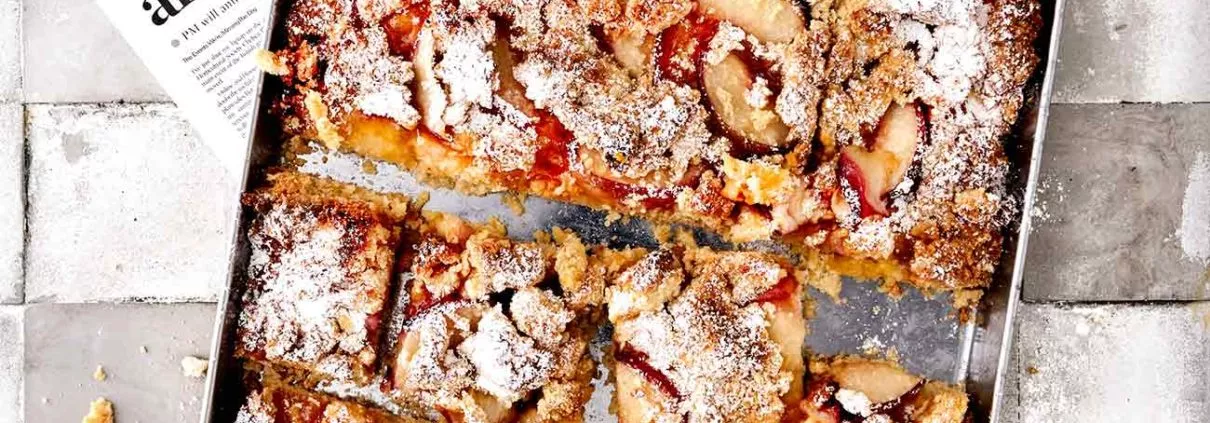 Es ist fast ein gefüllter Blechkuchen. Ich habe direkt die doppelte Menge gemacht und ihn direkt auf dem Backblech gebacken. Als Topping gibt es frische Pfirsichhälften und knusprige Mandelstreusel. Innen wartet eine klebrige Marmelade, die du nach Lust und Laune auswechseln kannst. Ich habe Passionsfrucht genommen. Herrlich