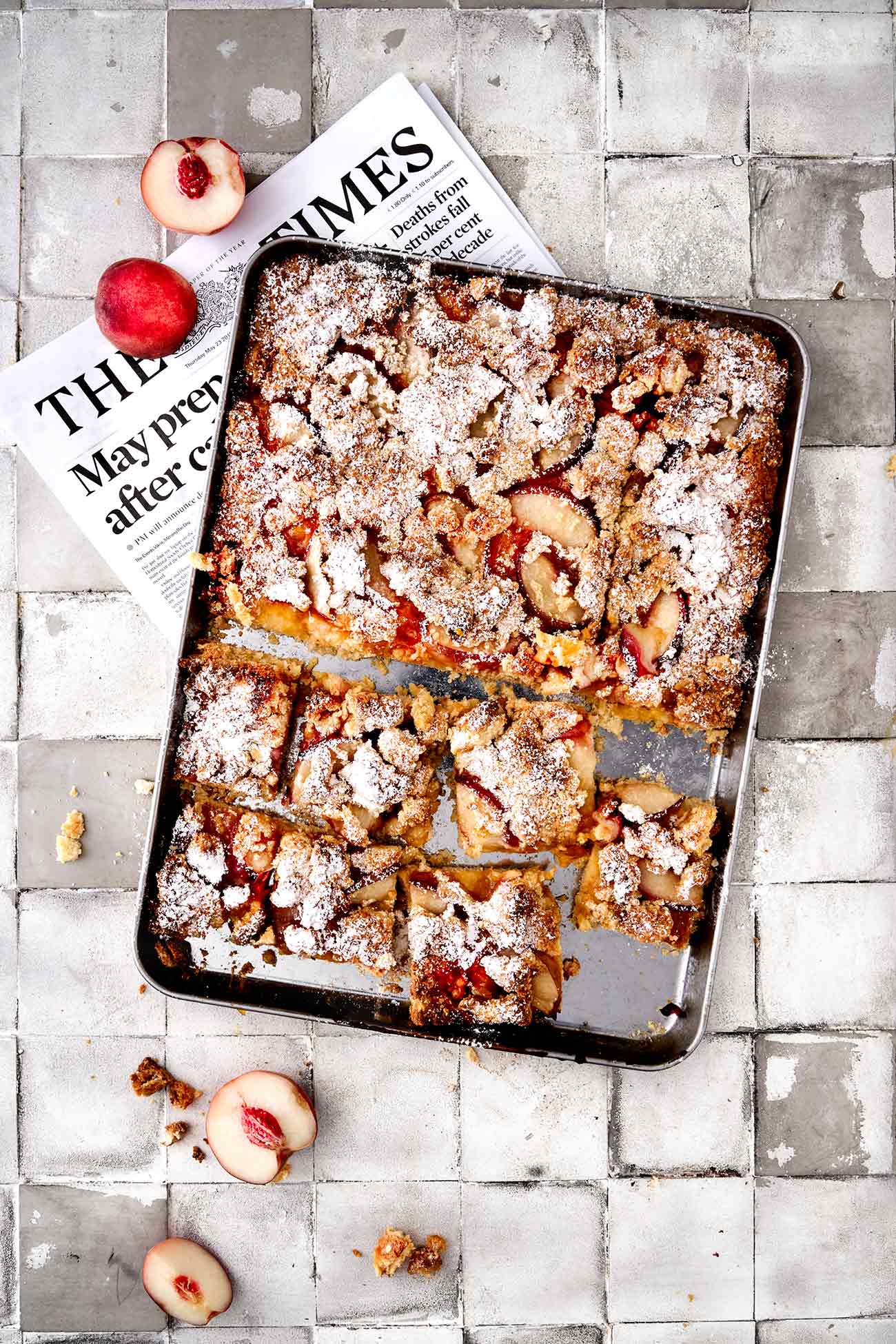 Es ist fast ein gefüllter Blechkuchen. Ich habe direkt die doppelte Menge gemacht und ihn direkt auf dem Backblech gebacken. Als Topping gibt es frische Pfirsichhälften und knusprige Mandelstreusel. Innen wartet eine klebrige Marmelade, die du nach Lust und Laune auswechseln kannst. Ich habe Passionsfrucht genommen. Herrlich
