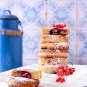 Ich brauchte mal was anderes. Da kamen mir die dicken Quarkpfannkuchen genau richtig. Außen goldbraun, innen feucht und beerig. Ihr werdet sie mögen. Sie sind schnell gemacht, kommen mit wenig Zucker aus und schmecken am nächsten Tag zum Frühstück auch noch großartig.