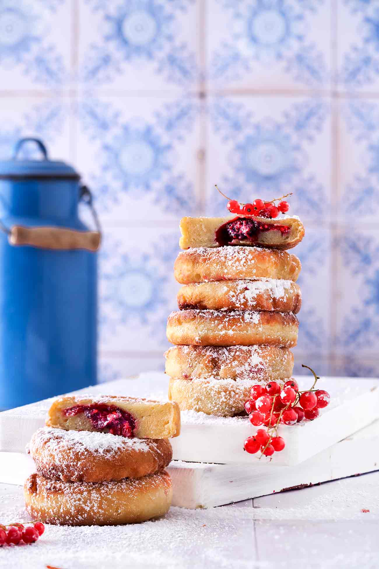 Ich brauchte mal was anderes. Da kamen mir die dicken Quarkpfannkuchen genau richtig. Außen goldbraun, innen feucht und beerig. Ihr werdet sie mögen. Sie sind schnell gemacht, kommen mit wenig Zucker aus und schmecken am nächsten Tag zum Frühstück auch noch großartig. 