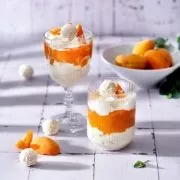 Als ich mich gestern aufmachte, ein Dessert zuzubereiten, wusste ich noch nicht, dass ich eine halbe Stunde später dieses haben würde. Einfach gelungen. Nach einer harten Arbeitswoche verdienen wir einen kräftigen Drink oder in meinem Fall ein verdammt gutes Dessert. Lasst mich ein wenig ausholen. In der letzten Zeit ist viel passiert. Ich habe drei neue Buchprojekte unterschrieben, plane gerade ein richtig dickes eBook, war ein paar Tage auf Recherche-Reise und stehe inmitten der Entwicklung von neuen Produkten. Also ja, mein Gehirn ist ein bisschen überanstrengt. Und das ist ein verdammt gutes Dessert.