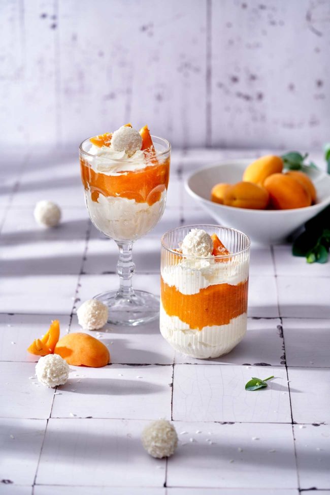 Als ich mich gestern aufmachte, ein Dessert zuzubereiten, wusste ich noch nicht, dass ich eine halbe Stunde später dieses haben würde. Einfach gelungen. Nach einer harten Arbeitswoche verdienen wir einen kräftigen Drink oder in meinem Fall ein verdammt gutes Dessert. Lasst mich ein wenig ausholen. In der letzten Zeit ist viel passiert. Ich habe drei neue Buchprojekte unterschrieben, plane gerade ein richtig dickes eBook, war ein paar Tage auf Recherche-Reise und stehe inmitten der Entwicklung von neuen Produkten. Also ja, mein Gehirn ist ein bisschen überanstrengt. Und das ist ein verdammt gutes Dessert.