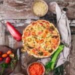 Die frische Sommertarte ist genau das Richtige für einen lauen Sommerabend. Mit einem Glas Wein. Eine Tarte oder Quiche ist für mich immer die beste Gelegenheit übrig gebliebenes Gemüse zu verarbeiten und so weniger wegschmeißen zu müssen. Ich achte darauf, wenig entsorgen zu müssen. Und so eine Tarte kann man wunderbar warm oder kalt essen und auch einfrieren. Aber auch beim Gerätekauf suche ich mir Unternehmen, die nicht nur schreiben, dass sie Produkte mit reduzierter Umweltbelastung ohne Kompromisse anbieten, sondern auch danach handeln. Und genau deswegen ist mein Neuer eingezogen. Mein Neuer kann selbst die dicksten Dinger bezwingen. Die Rede ist von der TEFAL Eco Respect Reibe, die reibt, schneiden und ordentlich hobelt.