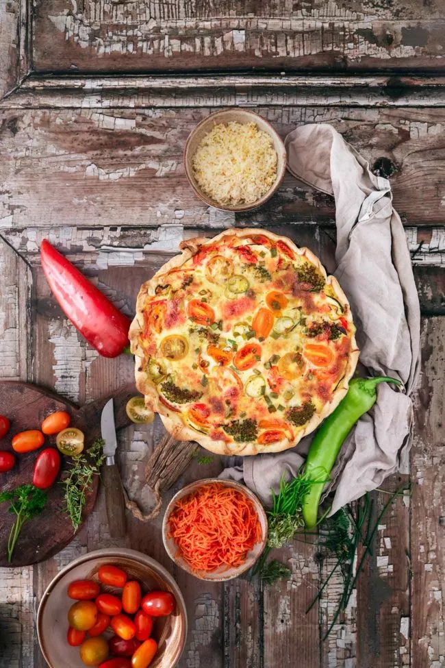 Die frische Sommertarte ist genau das Richtige für einen lauen Sommerabend. Mit einem Glas Wein. Eine Tarte oder Quiche ist für mich immer die beste Gelegenheit übrig gebliebenes Gemüse zu verarbeiten und so weniger wegschmeißen zu müssen. Ich achte darauf, wenig entsorgen zu müssen. Und so eine Tarte kann man wunderbar warm oder kalt essen und auch einfrieren. Aber auch beim Gerätekauf suche ich mir Unternehmen, die nicht nur schreiben, dass sie Produkte mit reduzierter Umweltbelastung ohne Kompromisse anbieten, sondern auch danach handeln. Und genau deswegen ist mein Neuer eingezogen. Mein Neuer kann selbst die dicksten Dinger bezwingen. Die Rede ist von der TEFAL Eco Respect Reibe, die reibt, schneiden und ordentlich hobelt.