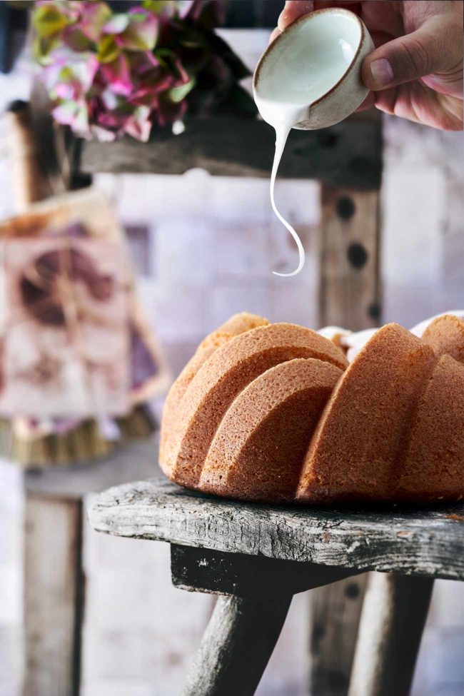 Wunderkuchen? Noch so ein Trend? Aber irgendwie wurde ich dann doch neugierig und musste ihn unbedingt probieren. Ich habe die Flüssigkeit durch einen Pfirsich-Maracuja Joghurt Drink ausgewechselt und herausgekommen ist der fluffigste, lockerste Gugelhupf, den ich je gebacken habe. Probiert diesen Wunderkuchen unbedingt mal aus.