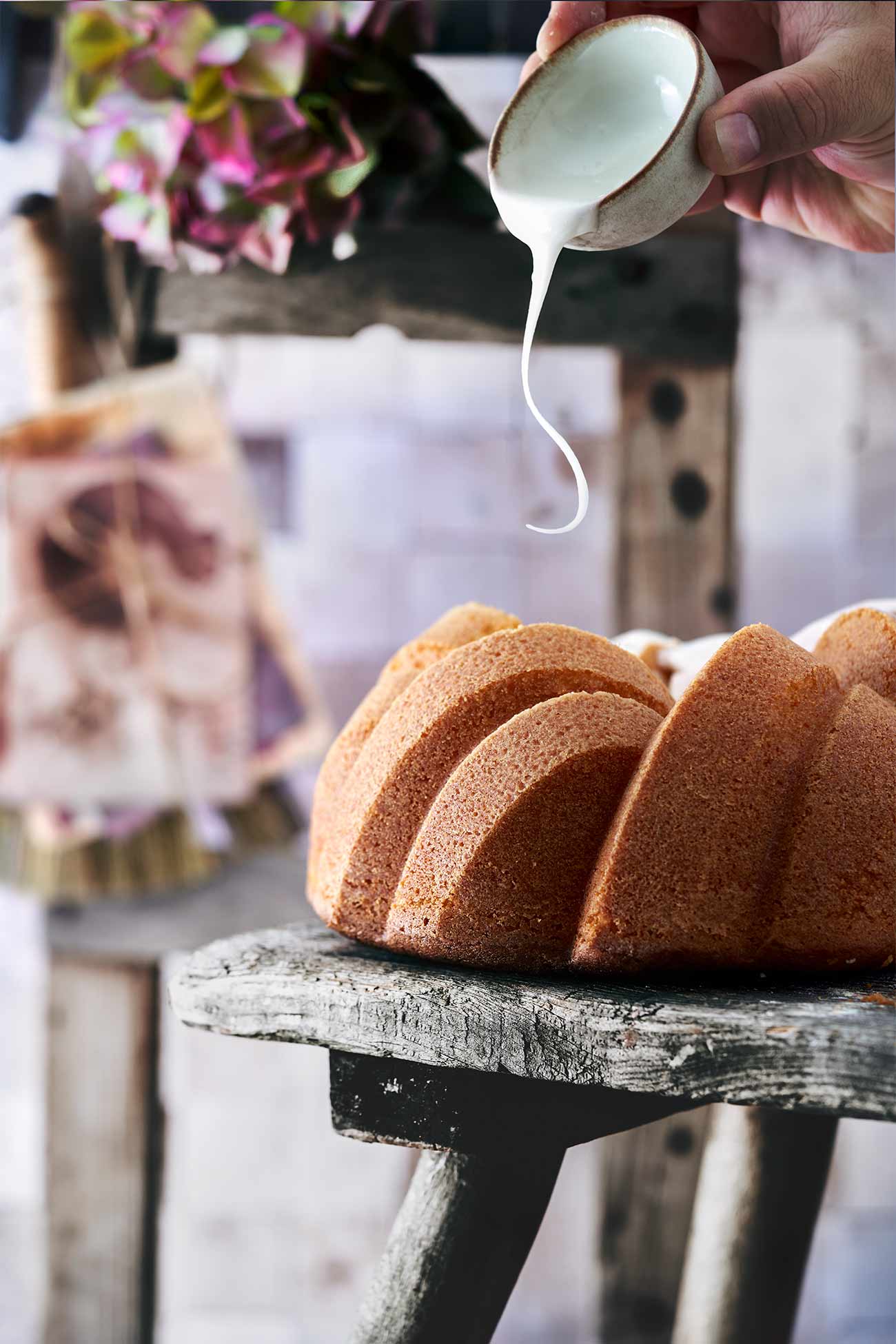 Wunderkuchen? Noch so ein Trend? Aber irgendwie wurde ich dann doch neugierig und musste ihn unbedingt probieren. Ich habe die Flüssigkeit durch einen Pfirsich-Maracuja Joghurt Drink ausgewechselt und herausgekommen ist der fluffigste, lockerste Gugelhupf, den ich je gebacken habe. Probiert diesen Wunderkuchen unbedingt mal aus. 