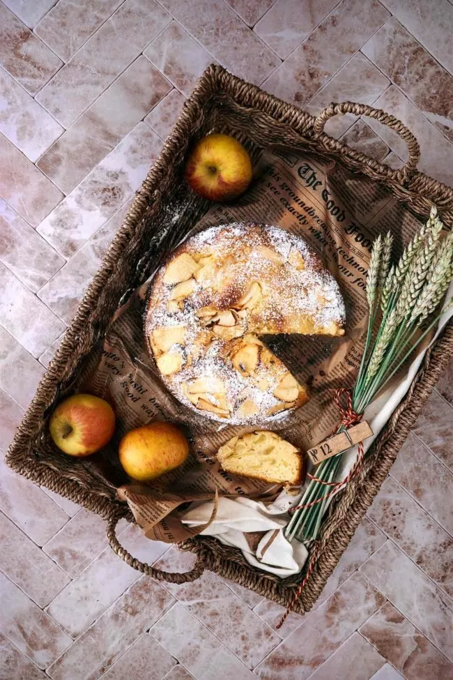Ich hänge schon mittendrin. In der Apfelsaison. Und dieser Kuchen ist unkompliziert, leicht zusammen gerührt und so lecker! Jeder Bissen wird mit Joghurt und Schmand, Äpfeln und Mandeln überzogen. Dazu frische Sahne. Für den Nachmittag, Mittag und für Zwischendurch