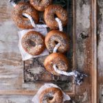 Traditionelle Bagels Traditional bagels Außen knusprig und innen leicht „chewy“, so muss ein Bagel schmecken. So schmeckt der „iconic“ New York Bagel. Bagels werden normalerweise für 60 Sekunden auf jeder Seite gekocht. Je länger desto dicker wird die Kruste. Sie sind luftig, perfekt gesalzen und jeder letzte Bissen ist der Knaller. Diese Bagels erfordern sehr wenig Vorbereitungsarbeit, wenig Zutaten und sind wirklich einfacher, als zum örtlichen Bagel-Laden zu gehen.