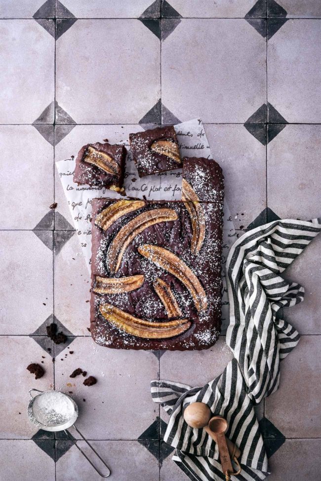 Ich brauchte es mal so richtig schokoladig. Am Ende hatte ich diesen echt schicken Kuchen auf dem Tisch. Ohne Aufregung und superschnell zusammengerührt. Mit ein paar überreifen Bananen im Teig, Butter und einer guten Portion Schokolade, wird dies sicher schnell der Lieblings-Schokoladenkuchen. Perfekt als Nachmittagssnack oder Late-Night-Dessert.