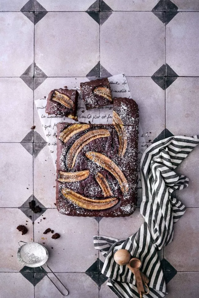 Ich brauchte es mal so richtig schokoladig. Am Ende hatte ich diesen echt schicken Kuchen auf dem Tisch. Ohne Aufregung und superschnell zusammengerührt. Mit ein paar überreifen Bananen im Teig, Butter und einer guten Portion Schokolade, wird dies sicher schnell der Lieblings-Schokoladenkuchen. Perfekt als Nachmittagssnack oder Late-Night-Dessert.