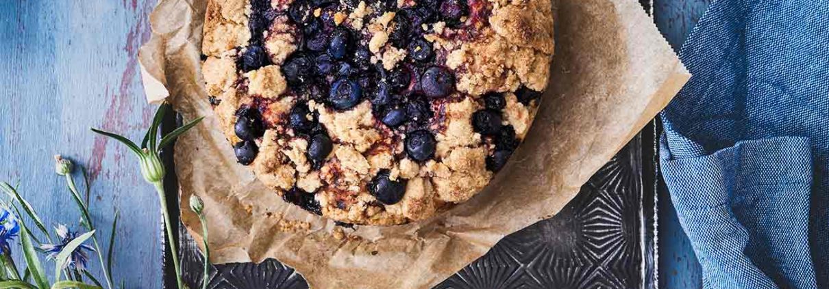 Dieser prall mit Blaubeeren gefüllte Kuchen bekommt als Krönung eine leichte Prise Kardamom. Ich liebe den Duft und den Geschmack vom frisch zerstoßenen Kardamom. Ihr könnt euch gar nicht vorstellen, mit wieviel Leidenschaft ich diesen Kuchen (gut, dass ich direkt 2 gebacken habe) verspeist habe. Gebackene Blaubeeren hinterlassen immer so eine leckere klebrig, fruchtige Masse. Dazu ein paar Streusel. Perfekt.