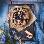 Dieser prall mit Blaubeeren gefüllte Kuchen bekommt als Krönung eine leichte Prise Kardamom. Ich liebe den Duft und den Geschmack vom frisch zerstoßenen Kardamom. Ihr könnt euch gar nicht vorstellen, mit wieviel Leidenschaft ich diesen Kuchen (gut, dass ich direkt 2 gebacken habe) verspeist habe. Gebackene Blaubeeren hinterlassen immer so eine leckere klebrig, fruchtige Masse. Dazu ein paar Streusel. Perfekt.