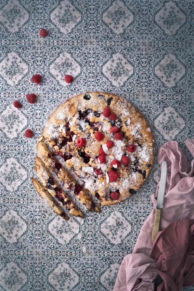 Köstlich. Dieser Kuchen war mein Highlight am Wochenende. Fruchtig mit einem Hauch Kokosnuss. Ich liebe es einfach mit Kokosnuss zu backen und da sich die Temperaturen wieder etwas normalisiert haben, hat es mal wieder richtig Spaß gemacht, den Backofen aufzudrehen.